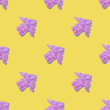 Sarı arka planda pembe oklar. Kusursuz desen.