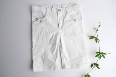 Hafif arka planda beyaz pantolonlar. Kıyafet modeli..