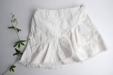 Açık arka planda beyaz etek. Kıyafet modeli..