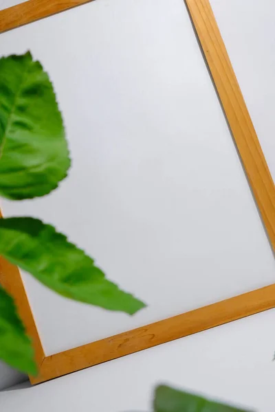 Белая Бумага Деревянной Рамке Окружении Зелени Макет Плаката — стоковое фото