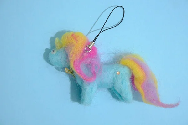 Unicorno Arcobaleno Realizzato Lana Sfondo Blu — Foto Stock