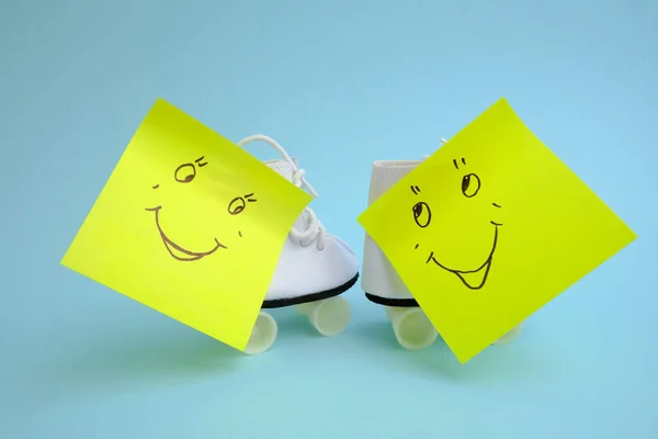 Emojili sarı çıkartmalı bir çift paten..