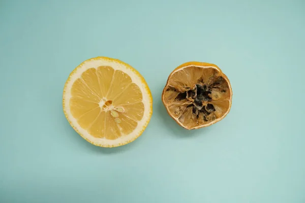 青い背景に新鮮な腐ったレモンの半分 — ストック写真