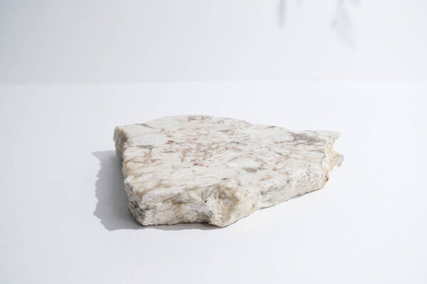 Кусок мрамора на белом фоне.