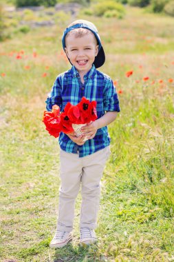 Bir buket ile mutlu küçük çocuk 