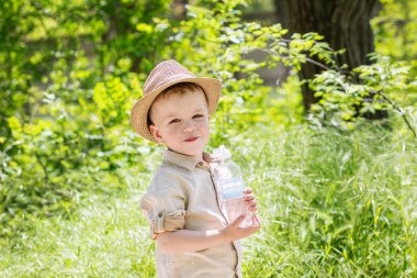 bir şişe su ile mutlu küçük çocuk