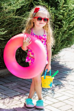 sevimli küçük kız sahile gidiyor