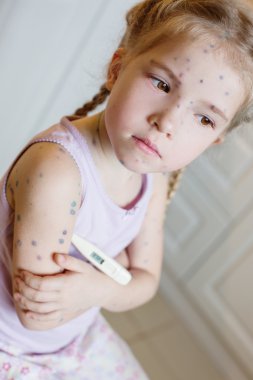 Su çiçeği ile hasta bir küçük kız portresi 