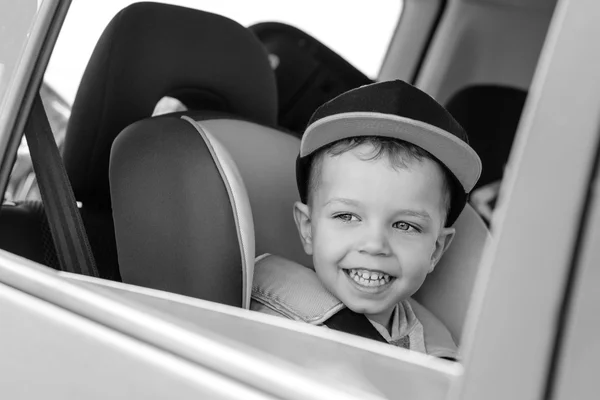 Retrato feliz criança menino sentado no carro — Fotografia de Stock