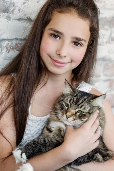Güzel kız genç bir kedi tutan 10-11 yıl — Stok fotoğraf