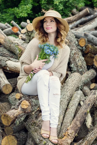 Happy young woman with a bouquet — Stock Photo, Image