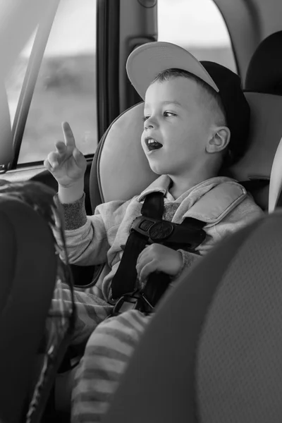 Portrait heureux tout-petit garçon assis dans la voiture — Photo