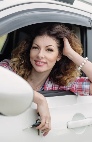 Belle chauffeur femme souriant avec des clés — Photo