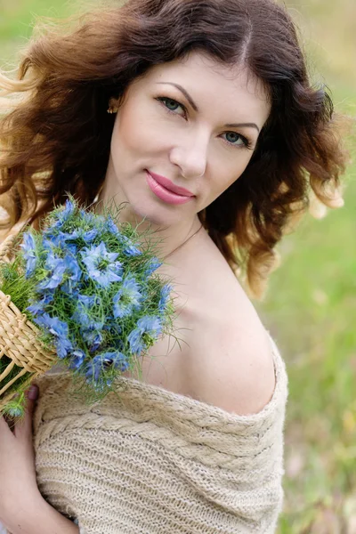 Happy young woman with a bouquet — Stock Photo, Image