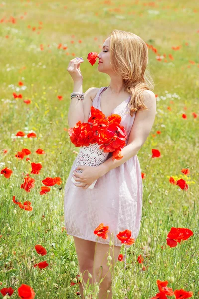 Jonge vrouw met lange haren in papaver — Stockfoto