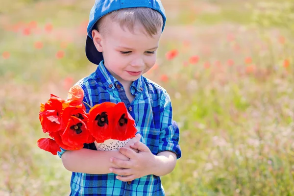Счастливый маленький мальчик с букетом — стоковое фото