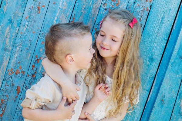 Gelukkig peuter broer en zus knuffelen — Stockfoto