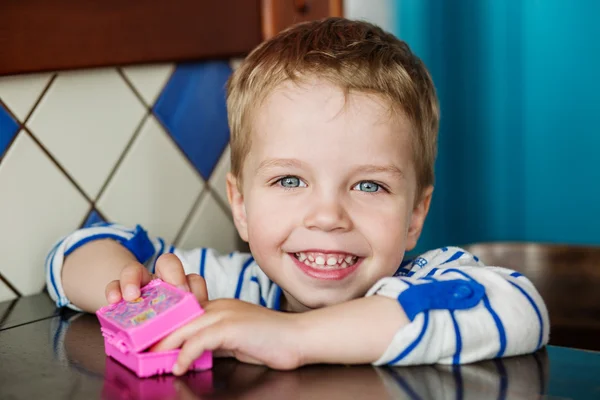 Portret van schattige kleine jongen spelen — Stockfoto