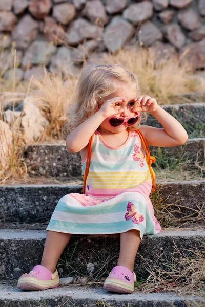 Niño lindo niña en gafas — Foto de Stock
