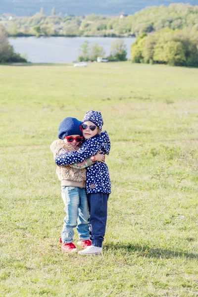 Heureux deux petites filles sur l'herbe — Photo