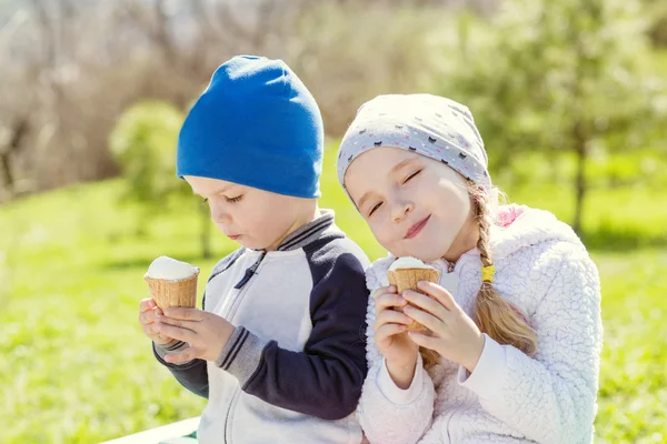 Niño feliz niños comiendo helado — Foto de Stock