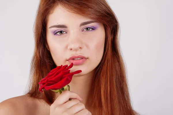 Smyslné dospívající dívka drží růži v ruce — Stock fotografie