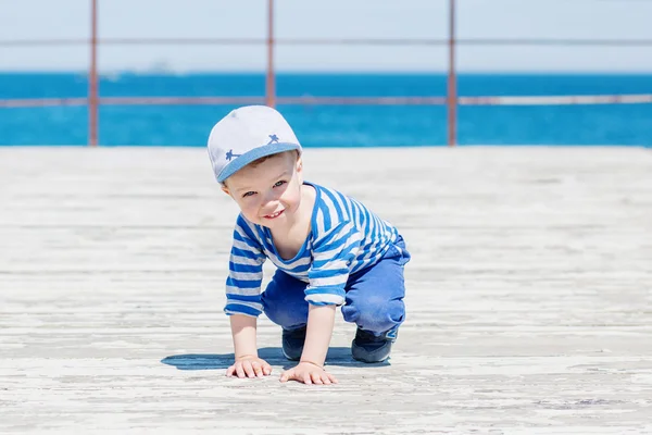 Menino pequeno feliz rastejando ao ar livre — Fotografia de Stock