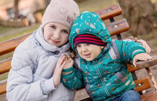 Divertenti bambini piccoli fratello e sorella — Foto Stock