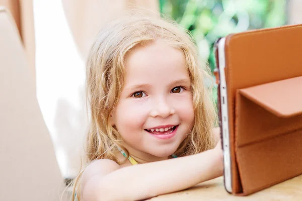 Niña feliz usando tableta —  Fotos de Stock