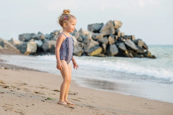 Retrato de una niña encantadora y feliz —  Fotos de Stock