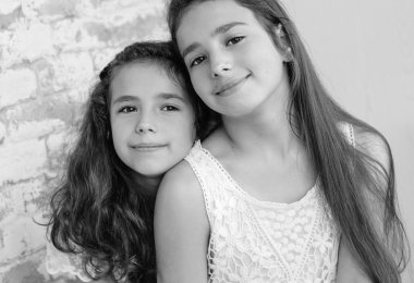 İki sevimli küçük kız kardeşi araya sokulmuş 