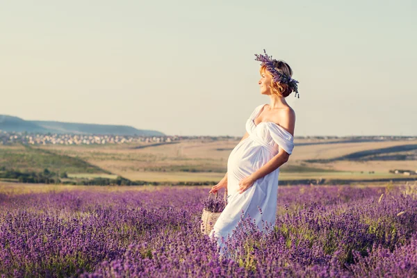 白いドレスを着た美しい妊娠中の若い女性 — ストック写真