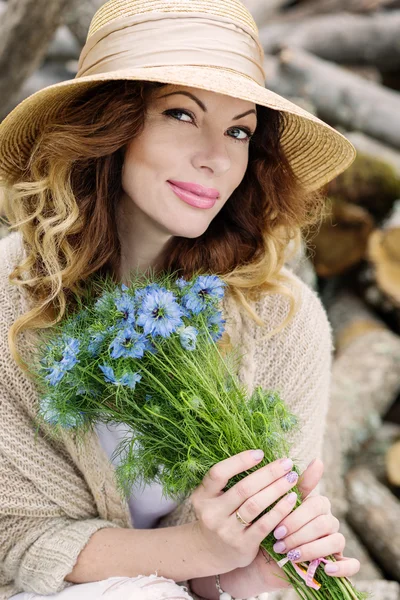 Happy young woman with a bouquet — Stock Photo, Image