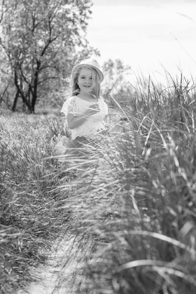 Счастливая маленькая девочка гуляет на свежем воздухе — стоковое фото