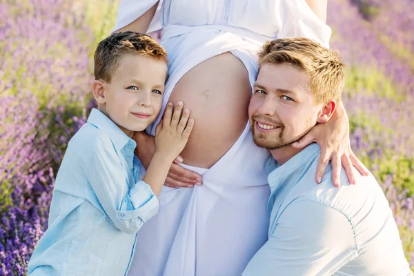 Gelukkige jonge familie buiten in een lavendel — Stockfoto