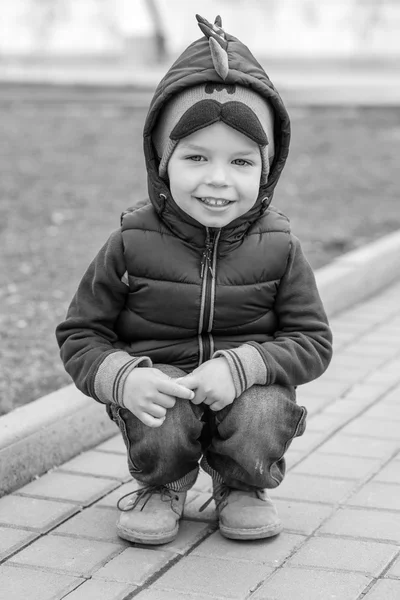 Щасливий хлопчик Тоддлер сидить на своїх галявинах — стокове фото