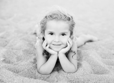 kum üzerine yalan mutlu küçük kız