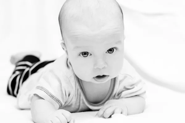 Bebê bonito olhando para a câmera — Fotografia de Stock