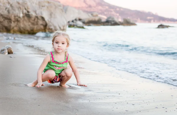 Portrait de mignonne petite fille jouer — Photo