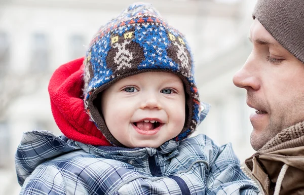 Happy baby med sin far — Stockfoto