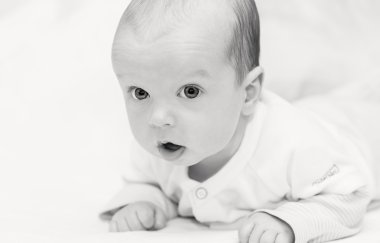 tatlı bebek yatakta döşeme 