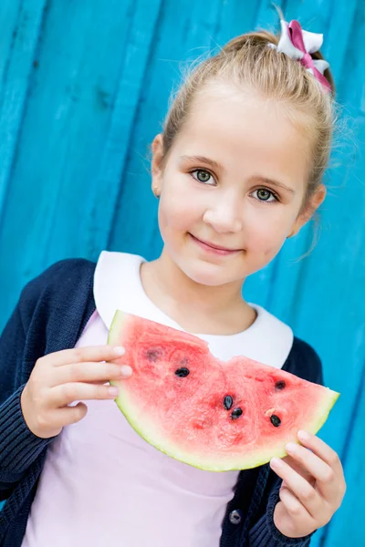 Lustiges Kind isst Wassermelone — Stockfoto