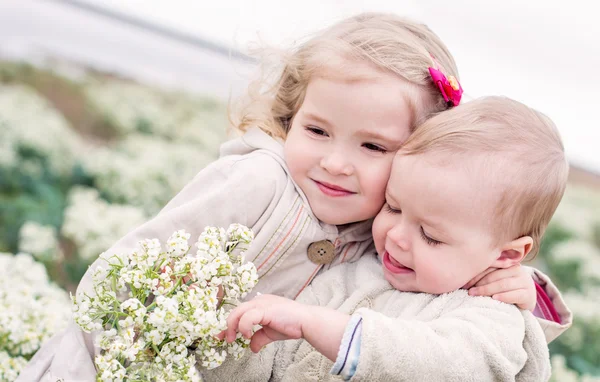 Portrait de la petite sœur et de son petit frère — Photo