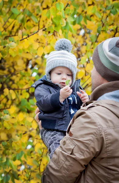 Mutlu baba ve bebek oğlu — Stok fotoğraf