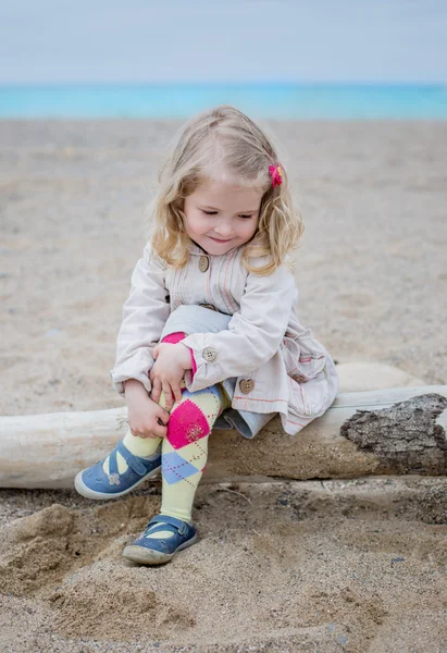 Mignonne petite fille sur la côte — Photo