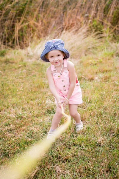 Felice bambina che gioca — Foto Stock