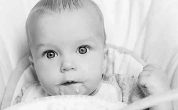 Χαριτωμένο μωρό κατανάλωση κουάκερ — Φωτογραφία Αρχείου