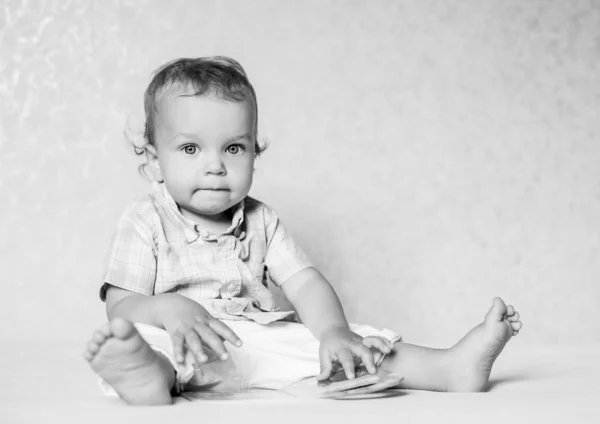Niño sentado considerando el libro. — Foto de Stock