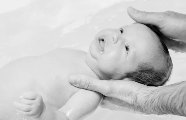 Купание ребенка в ванне — стоковое фото