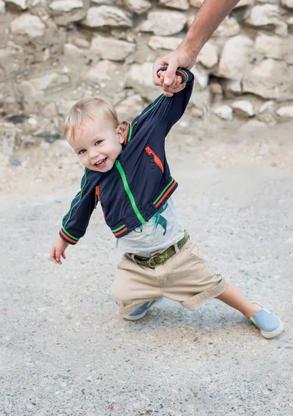 Yolda yürümeye başlayan şirin çocuk — Stok fotoğraf